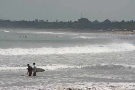 Kuta is een populaire surf plaats met veel Ausies